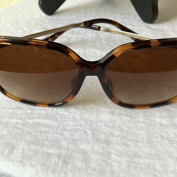 Coach: Dark Tortoise(C6190) Sunglasses- Gradient lens- with case-small scratches - Picture 7 of 16